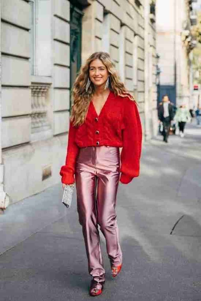 suéter vermelho para look com calça metalizada rosa 