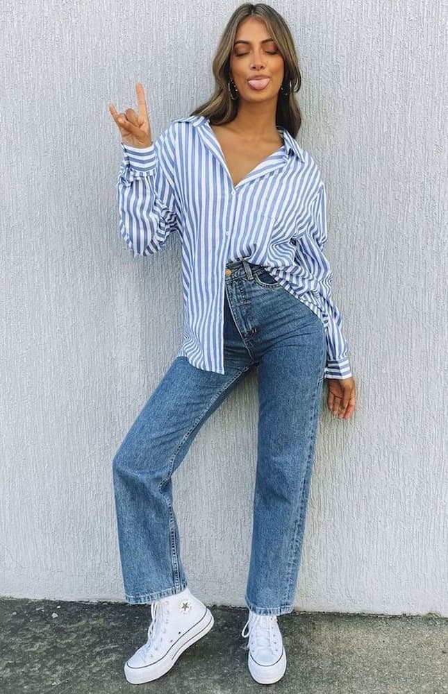 tênis branco para look com camisa listrada e calça jeans 