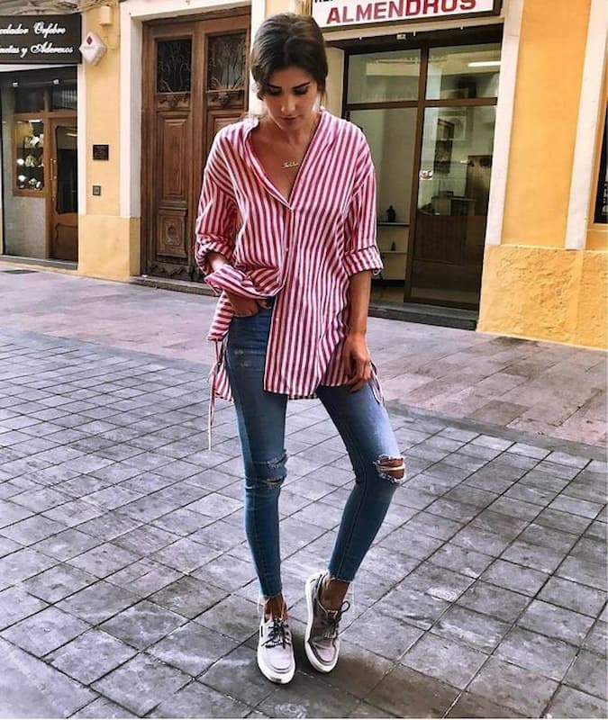 tênis para look com camisa listrada vermelha e branca e calça skinny destroyed 