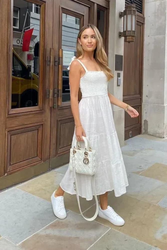 tênis para look com vestido branco midi