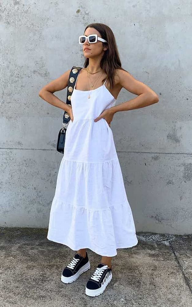 tênis preto para look com vestido branco midi 