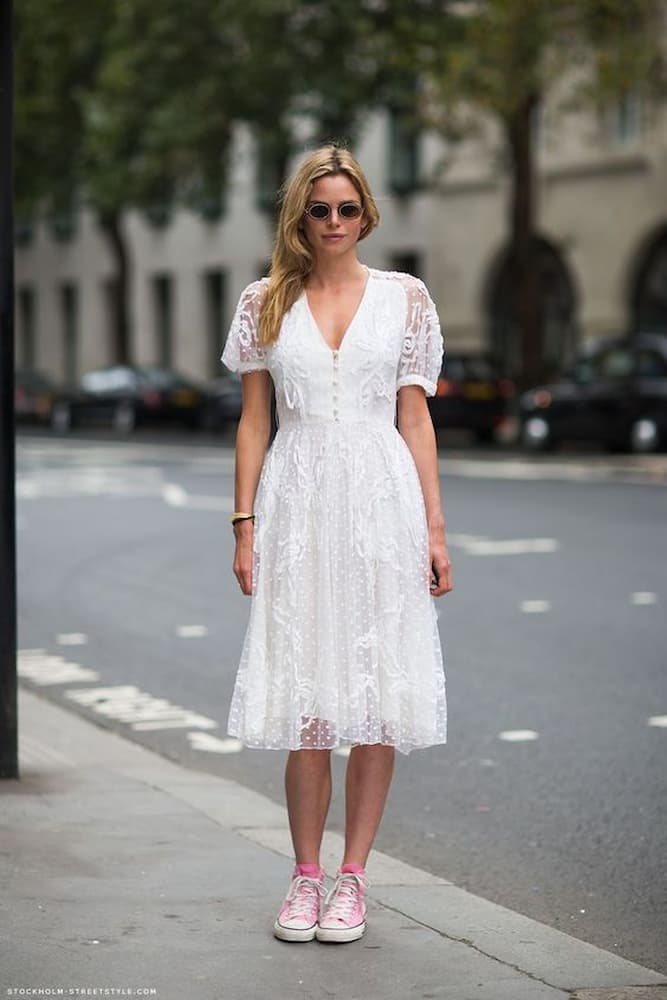 tênis rosa para look com vestido branco de renda 