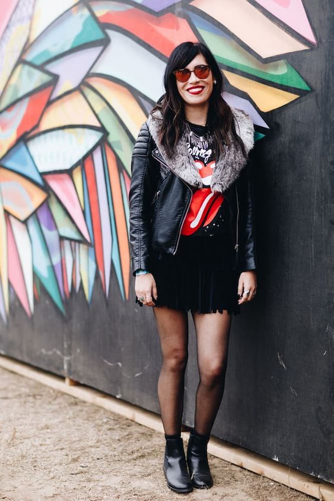 Look para festival de rock com jaqueta de couro e camiseta de banda 