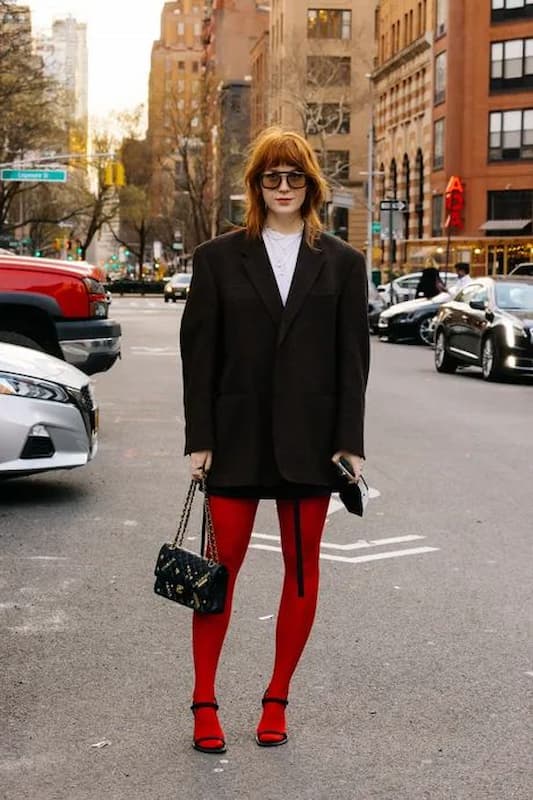 blazer oversized para look com meia vermelha e sandália preta