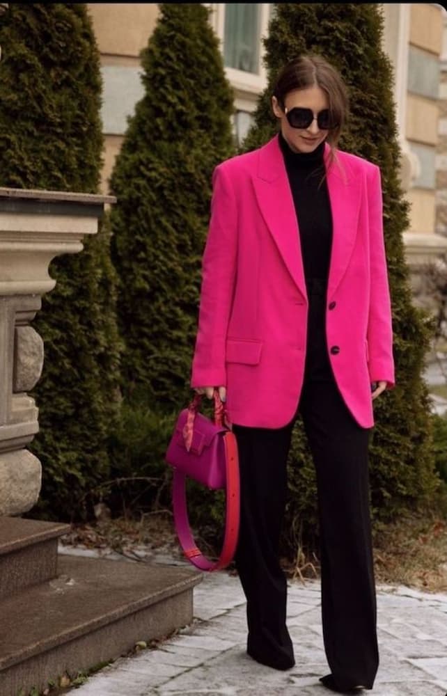 blazer rosa para look todo preto 