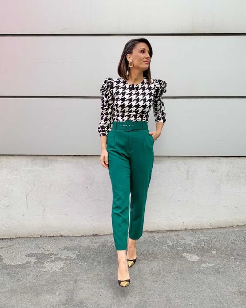 blusa estampada para look com calça verde 