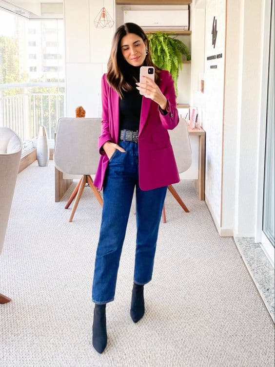 blusa preta para look com blazer colorido rosa e calça jeans