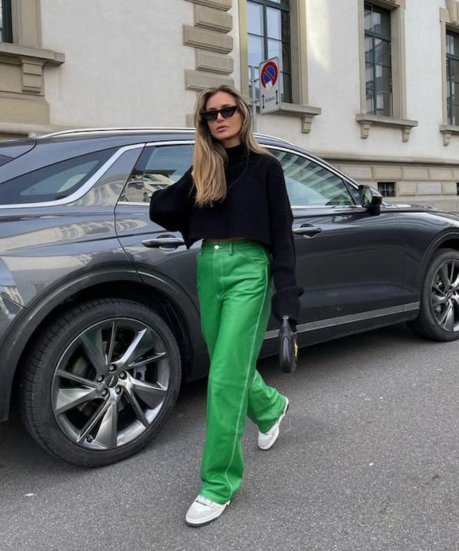 blusa preta para look com calça verde e tênis