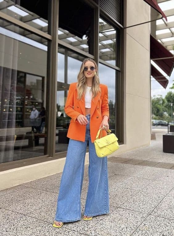 bolsa amarela para look com blazer colorido laranja e calça jeans 