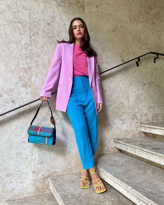 calça azul e blusa rosa para look com blazer colorido lilás