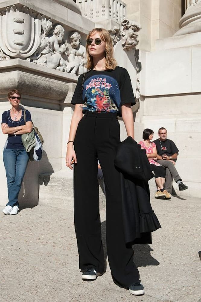 calça de alfaiataria como look para cinema com camiseta de banda 