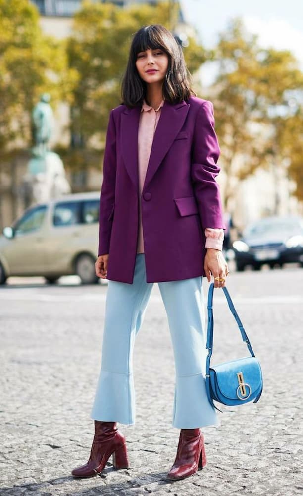 calça jeans com bota para look com blazer roxo 