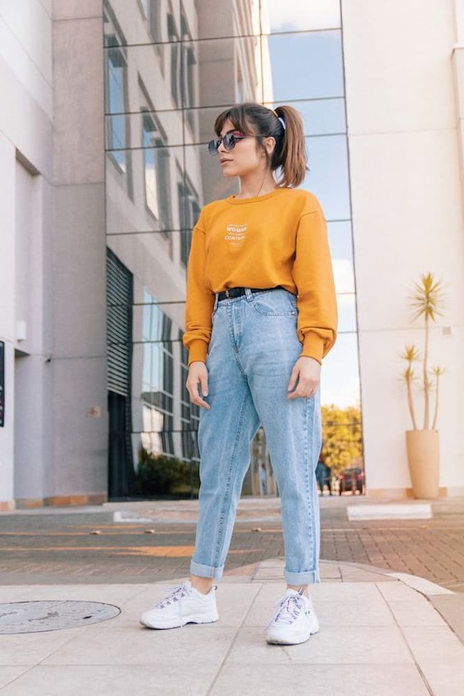 calça jeans e moletom como look para ir no cinema 