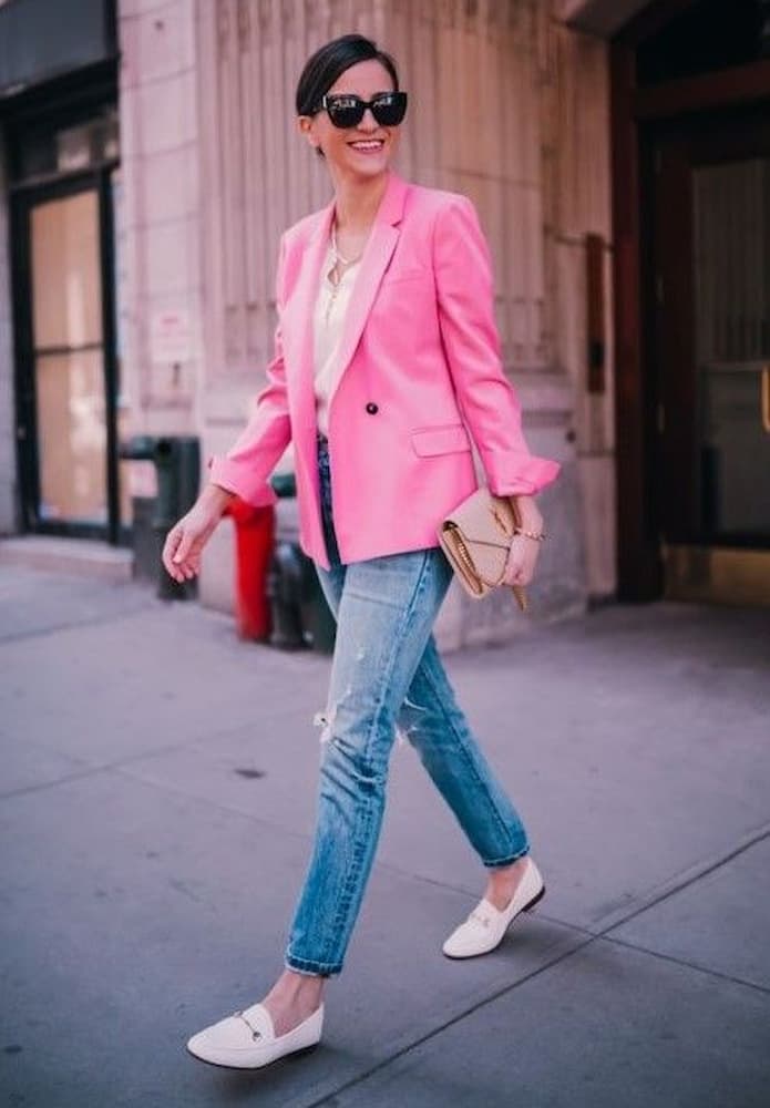 calça jeans para look com blazer colorido rosa e sapato branco 