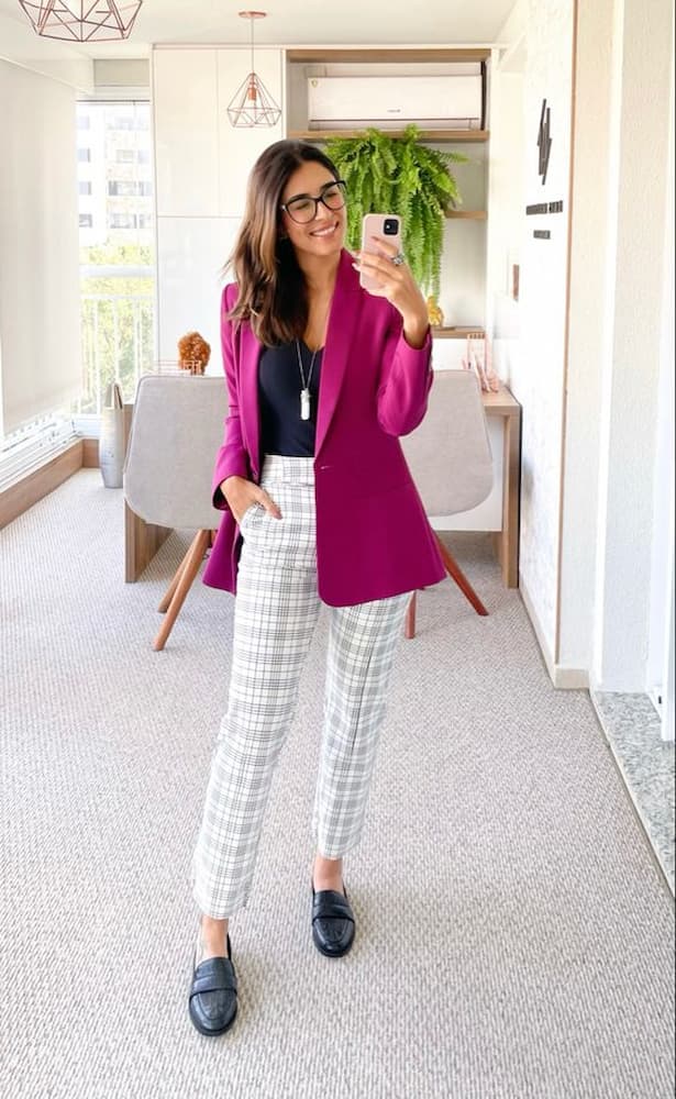 calça xadrez branca para look com blazer colorido rosa 