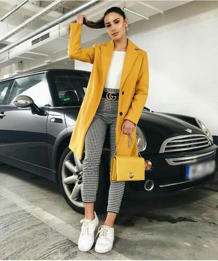 calça xadrez para look com blazer colorido amarelo