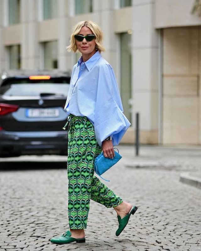 camisa azul para look com calça verde estampada 