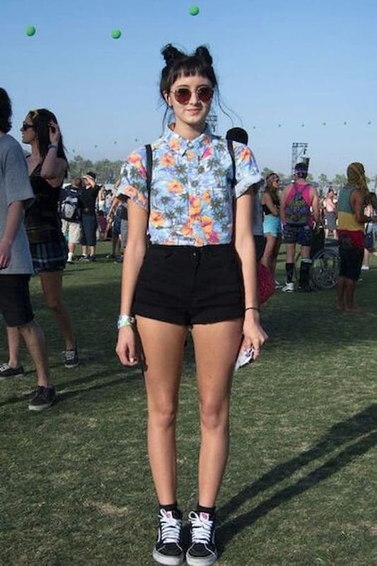 camisa estampada e shorts preto para look para festival eletrônico 