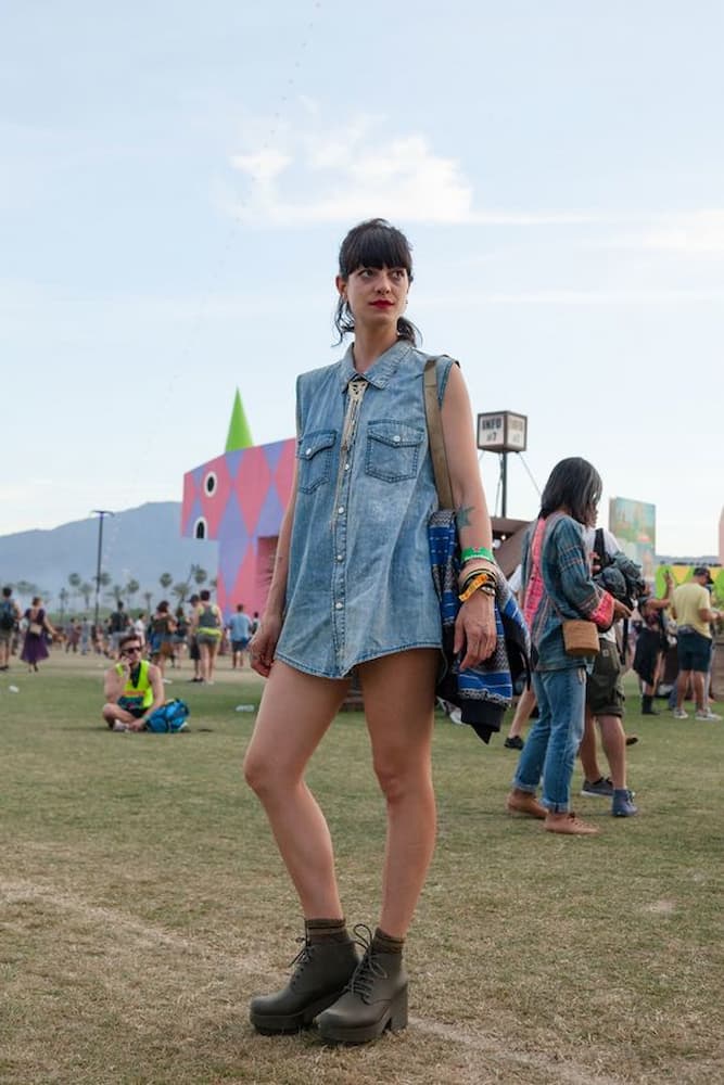 camisa jeans oversized e corturno para look para festival de música