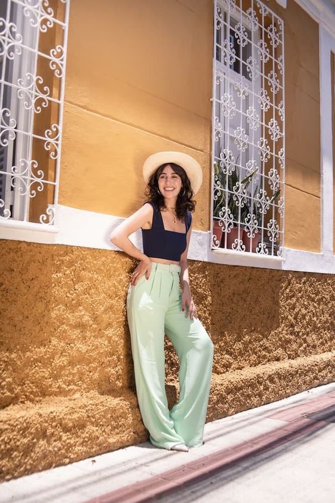 chapéu para look com calça verde claro e cropped preto