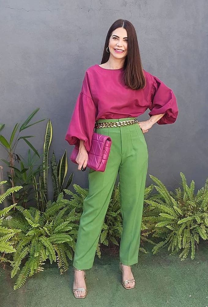 cinto dourado para look com calça verde militar e blusa rosa 