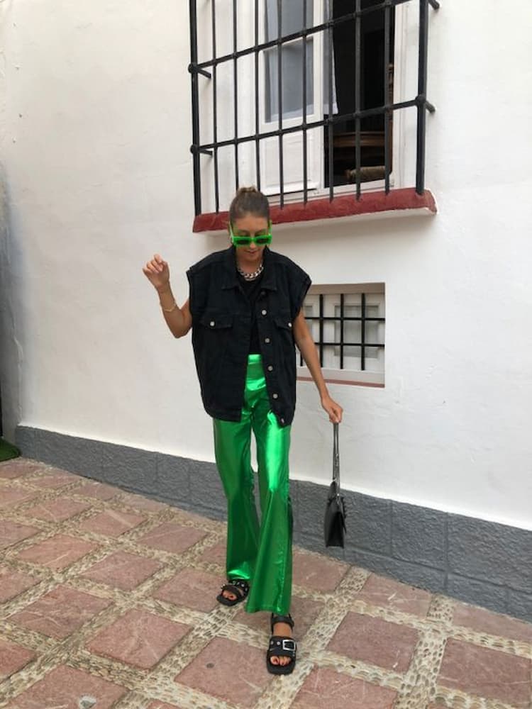 colete preto para look com calça verde metalizada