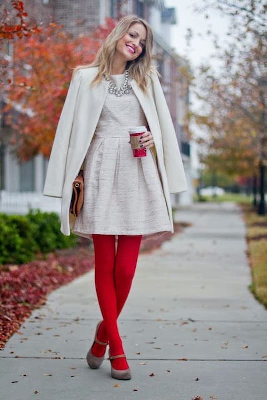 cores neutras para look com meia calça vermelha e vestido bege curto