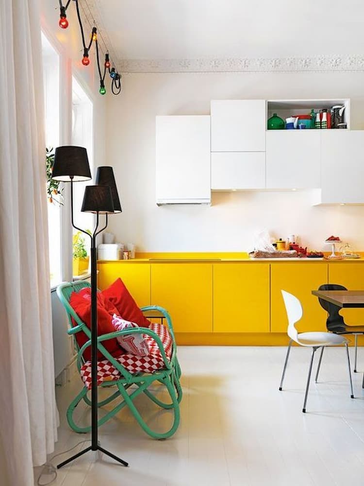 gabinete amarelo para decoração de cozinha clean com móveis coloridos 