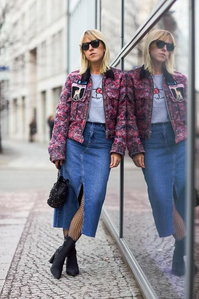 jaqueta colorida para look de inverno com saia jeans e meia arrastão