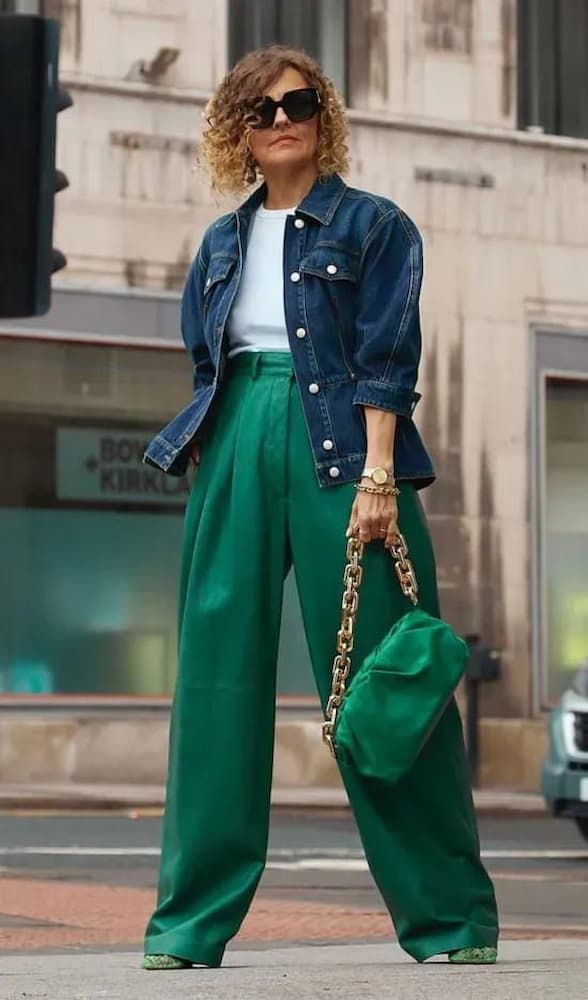 jaqueta jeans para look com calça verde de alfaiataria 