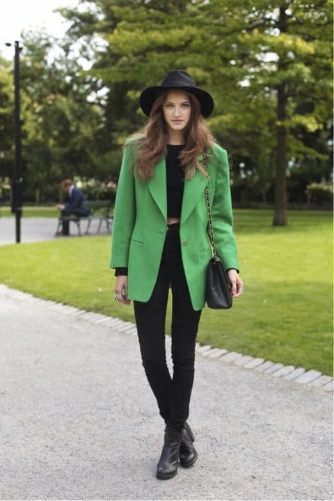 look all black com blazer colorido verde 