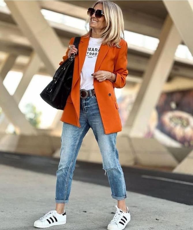 look com blazer colorido laranja e calça jeans