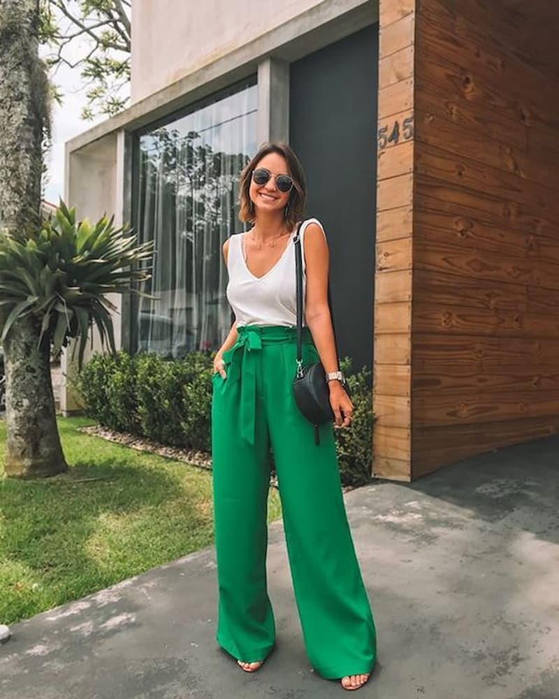 look com calça verde de alfaiataria e regata branca