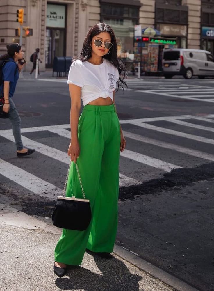 look com calça verde pantalona e camiseta branca