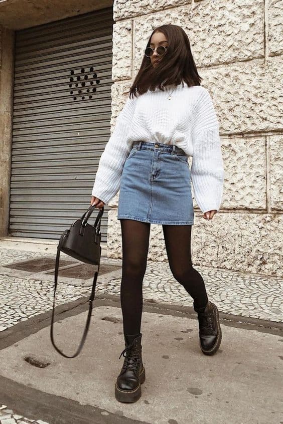 look de inverno com saia jeans curta e coturno 