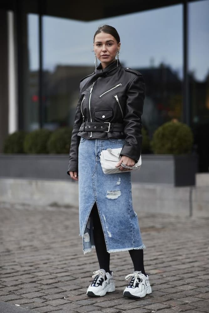 look de inverno com saia jeans midi e tênis