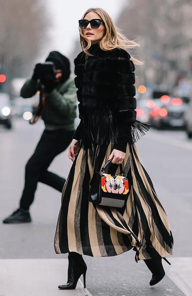 look de inverno com saia longa listrada e blusa preta