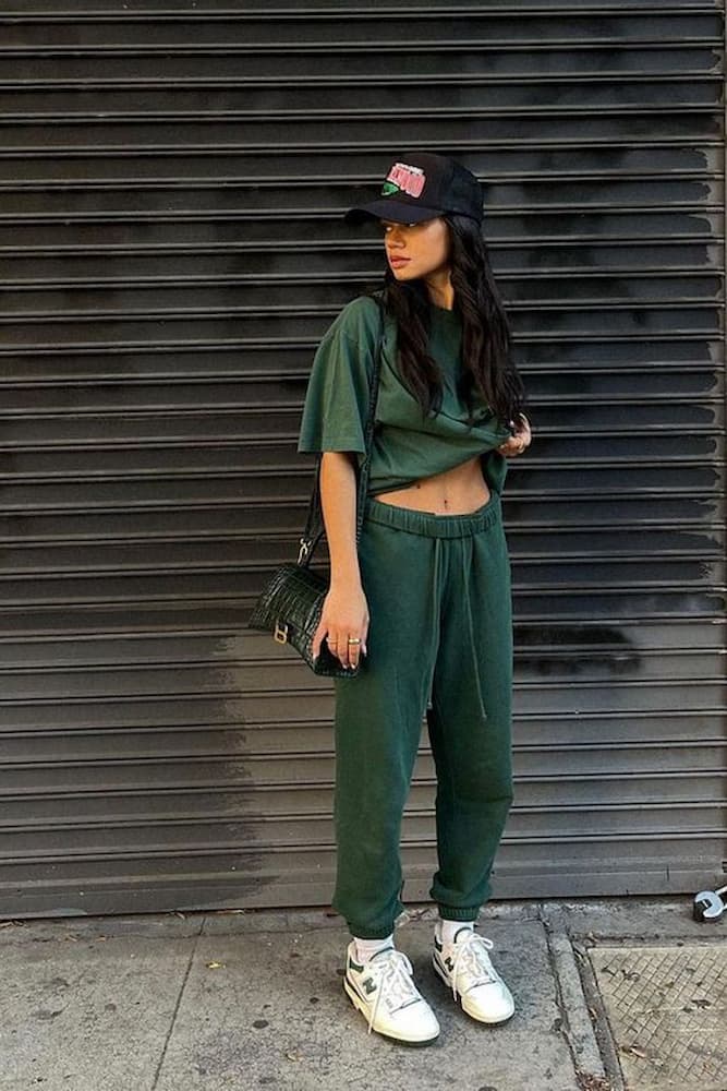 look esportivo com calça verde e tênis