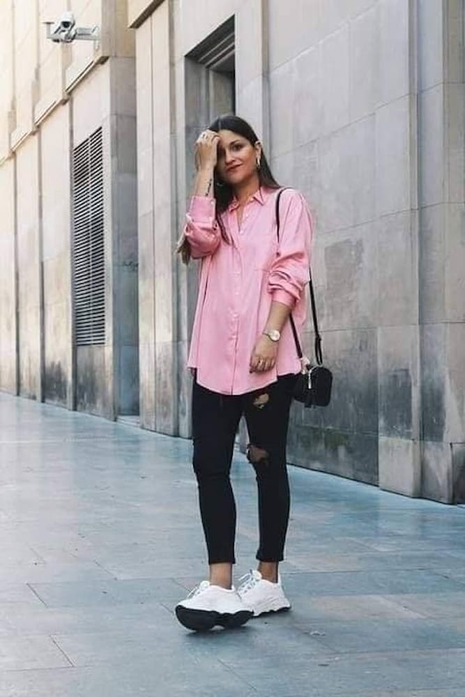 look para cinema com calça destroyed e camisa rosa