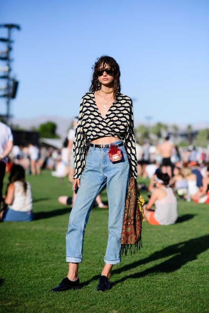 look para festivais com calça jeans e blusa estampada