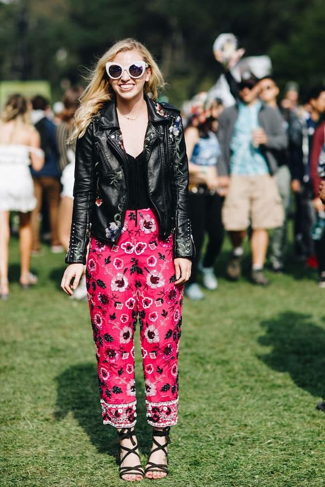 look para festival com calça colorida e jaqueta de couro 