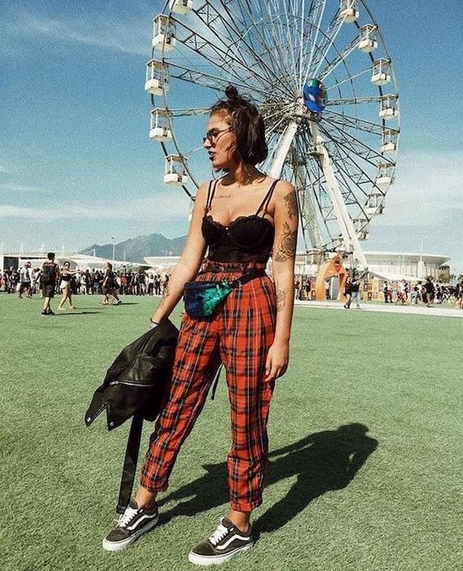 look para festival com calça xadrez e top de renda 