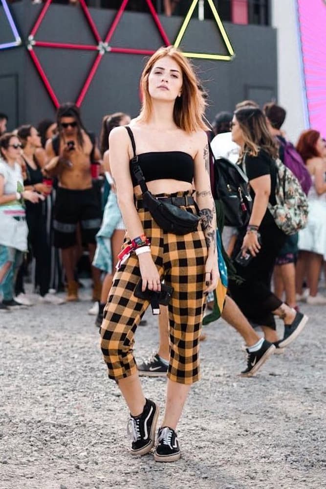 look para festival com calça xadrez e top preto 