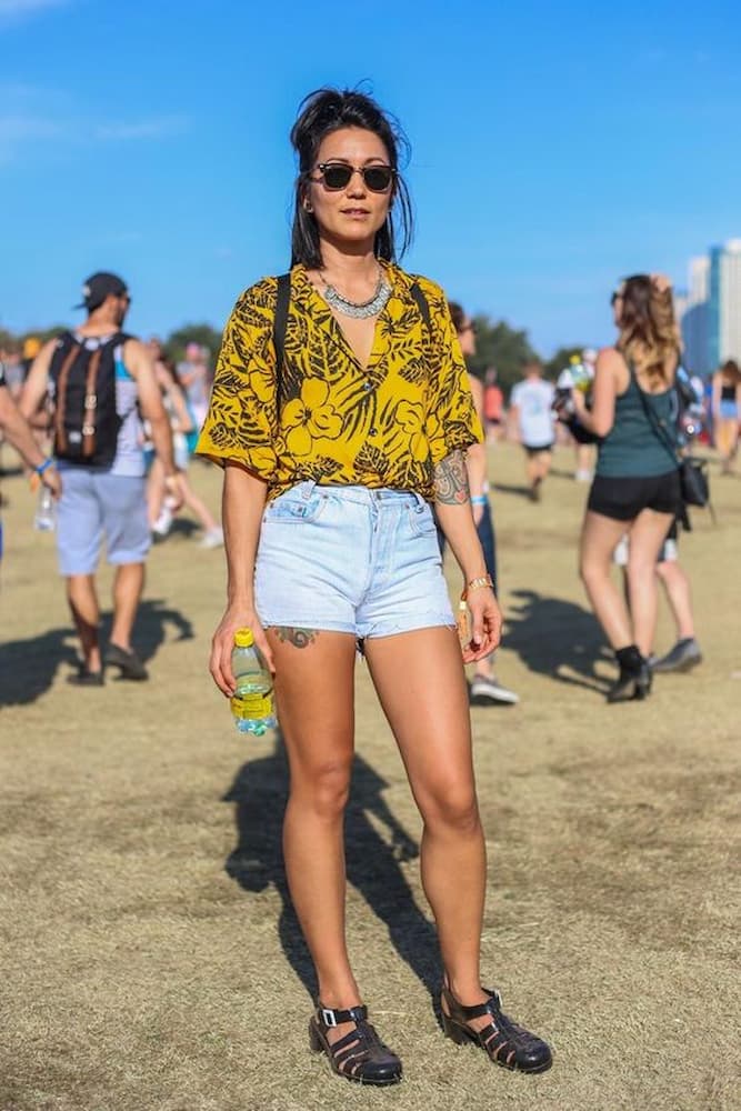 look para festival com camisa amarela e shorts jeans