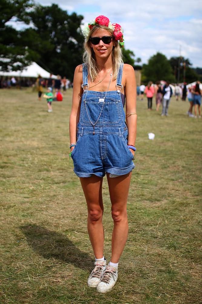 look para festival de música com jardineira jeans e tiara de flores