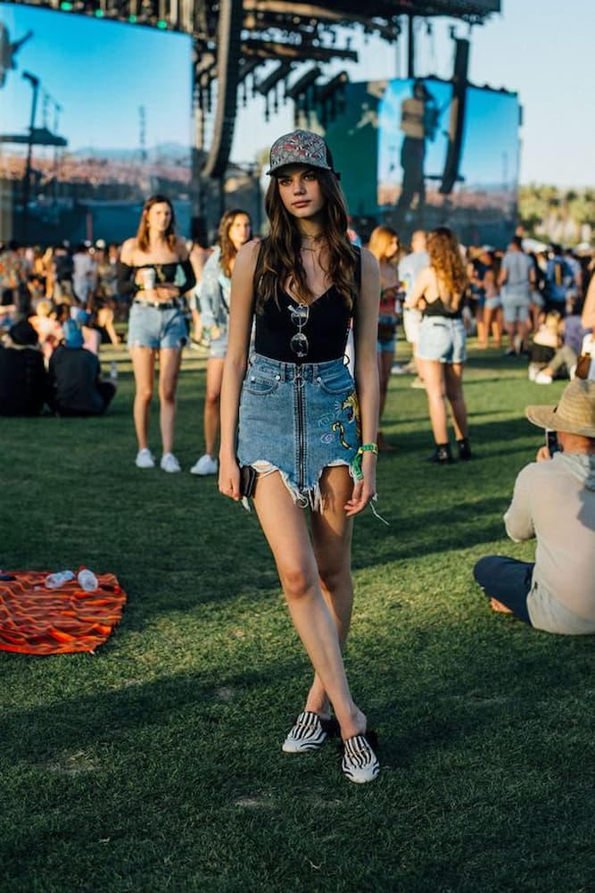 look para festival de musica com saia jeans e tênis