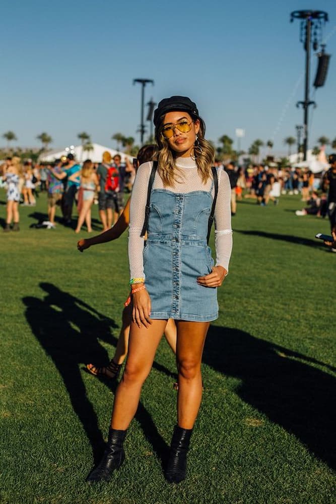 look para festival de musica com salopete jeans e bota 