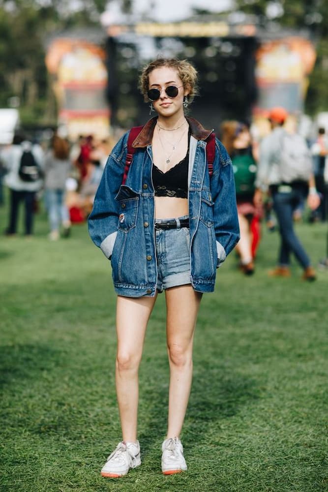 look para festival de musica com shorts e jaqueta jeans 