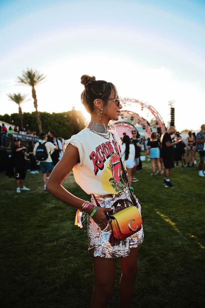 look para festival de rock com shorts de paete e camiseta de banda 