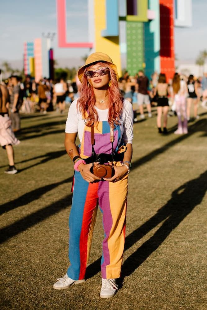 look para festival eletronico com jardineira colorida 